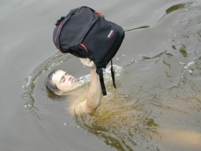 Plavání s batohem v ruce