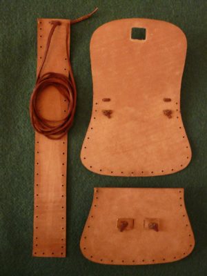 Pohled na vnitřní část brašničky - detail ukončení šití řemínkem