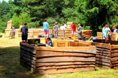 Stavba dřevěných podsad na táboře.