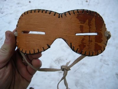 Replika brýlí z březové kůry vyrobená nějakým bushcrafterem