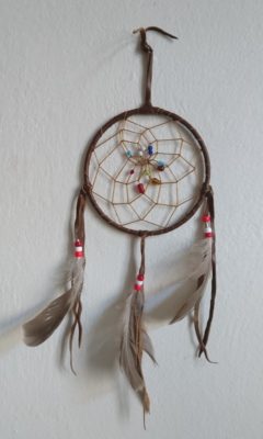Indiánský lapač snů originálně vyráběný pro turisty na JZ USA.
