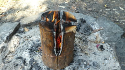 Hořící svíce pomalu ubývá ze středu, nahoře je po celou dobu plocha vhodná pro vaření.