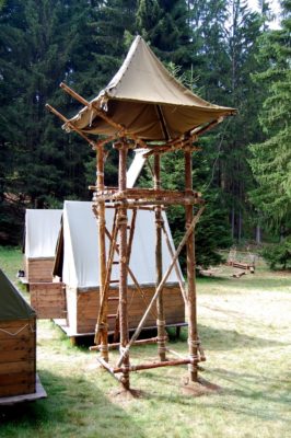 Vázaná táborová věž (Martin Holub).