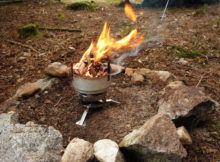Vařič s ventilátorem připomíná malou kovářskou výheň.